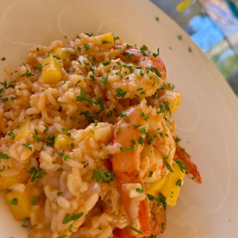 Risotto de camarones con coco y mango