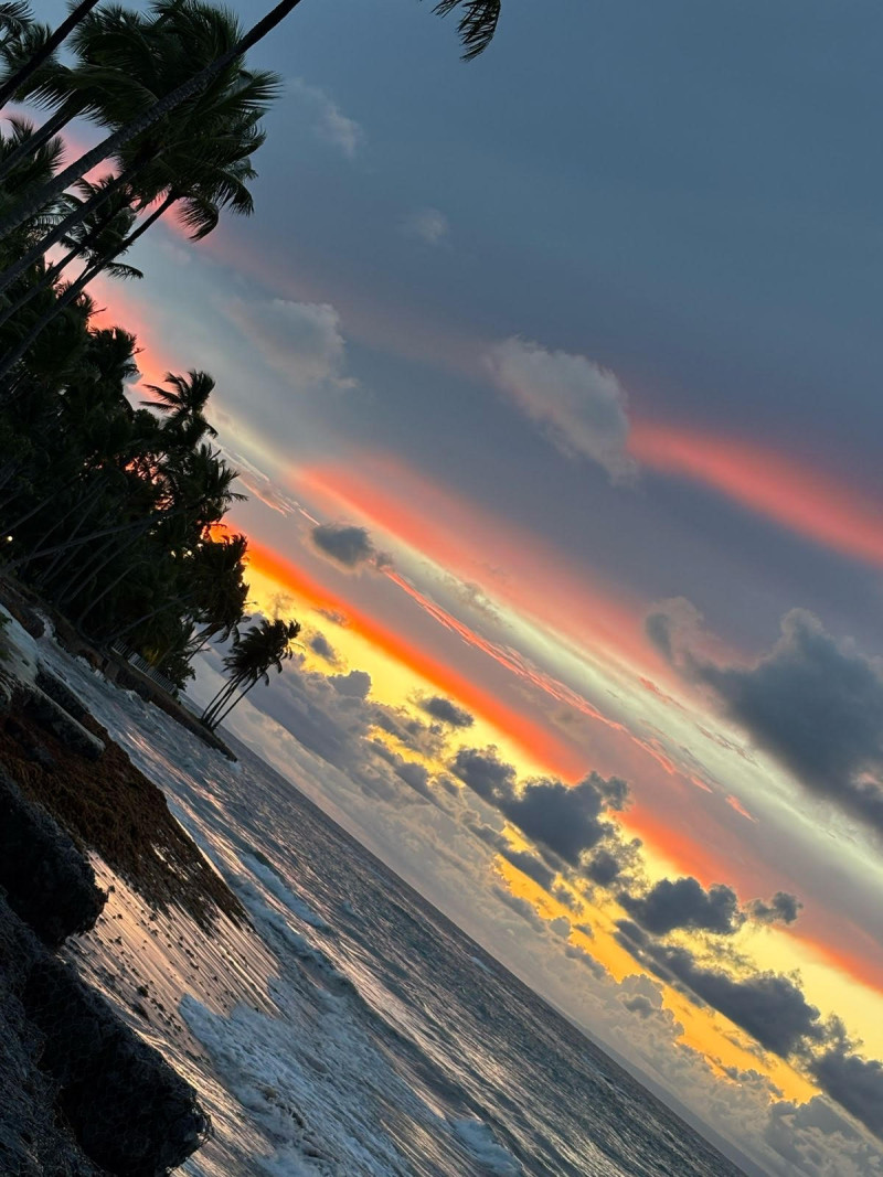 El cielo es un espectáculo de colores sobre el mar, al atardecer