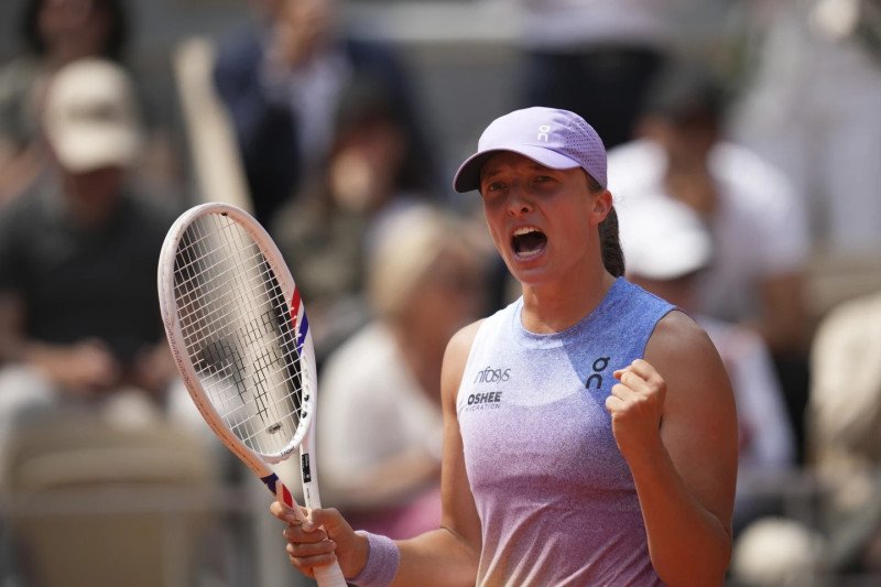 Iga Swiatek celebra al ganar su encuentro de cuartos de final del Abierto de Francia ante Elina Svitolina el martes 3 de junio del 2025.
