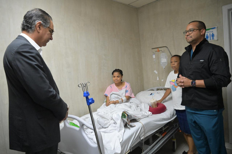 el director del Senasa, Santiago Hazim visita a la paciente Jennifer Tavera
