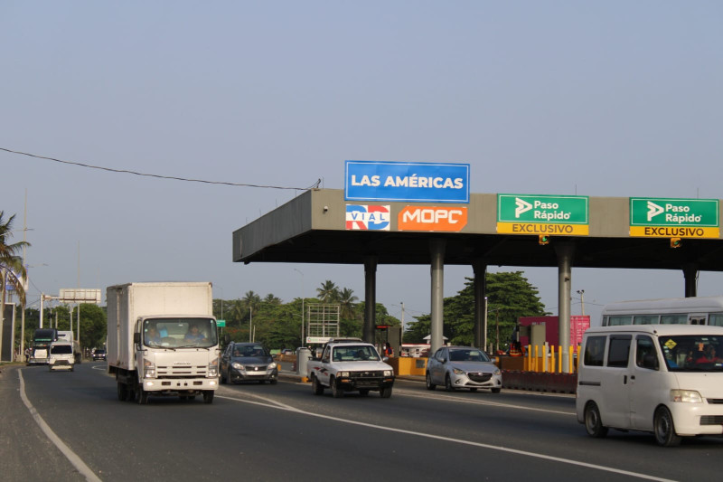 Conductores se ven a pasar por un embudo vial.