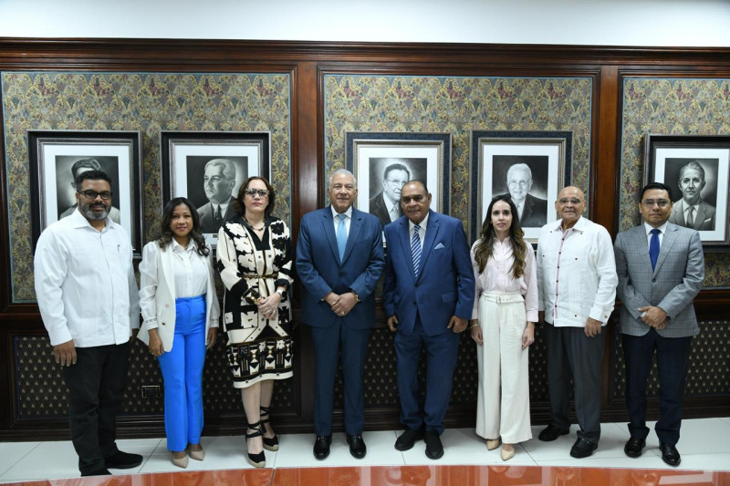 Reunión del Obeservatorio de Políticas Migratorias con el ministro administrativo de la Presidencia, Andrés Bautista y su equipo de trabajo