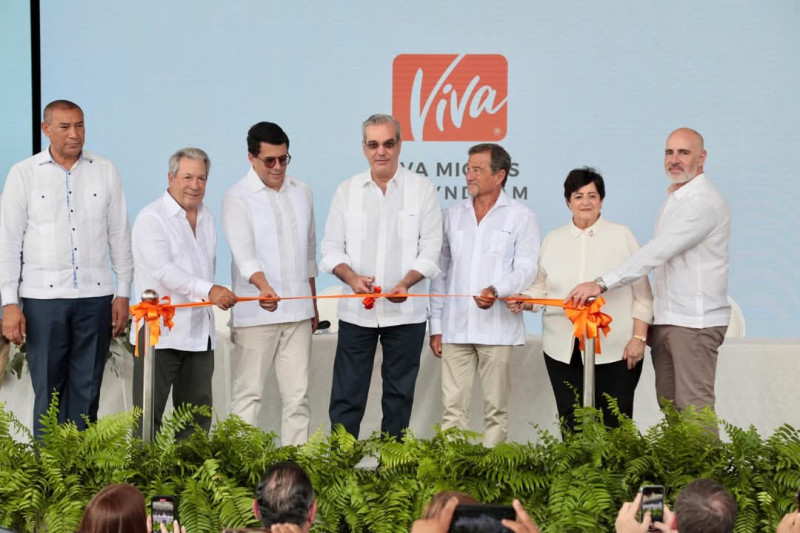 El presidente Luis Abinader encabezó la inauguración del nuevo hotel en Miches.