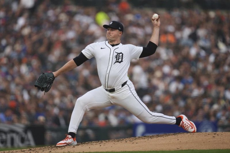 Tarik Skubal, pitcher de los Tigres de Detroit, hace un lanzamiento en el encuentro ante los Cachorros de Chicago.