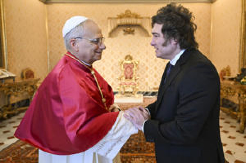 El Papa León XIV junto al presidente de Argentina, Javier Milei.