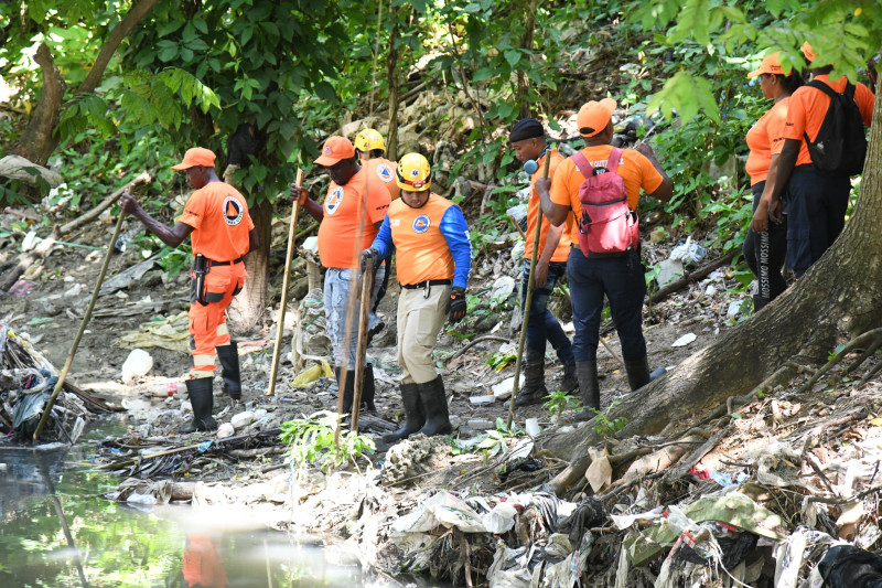Miembros de la Defensa Civil se mantienen en la búsqueda de niña que cayó por cañada en Villa Mella.