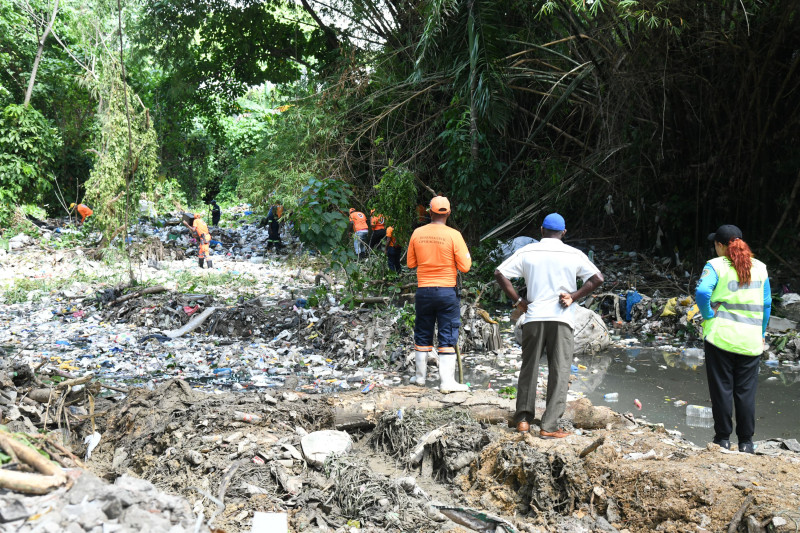 Continua la busqueda de niña arrastrada por cañada en Santo Domingo Norte.