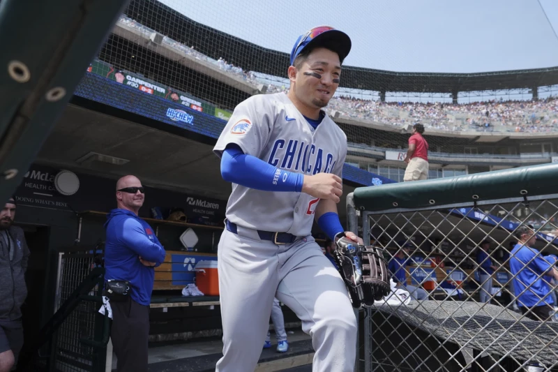 Seiya Suzuki sale de la cueva de su equipo en el noveno episodio.