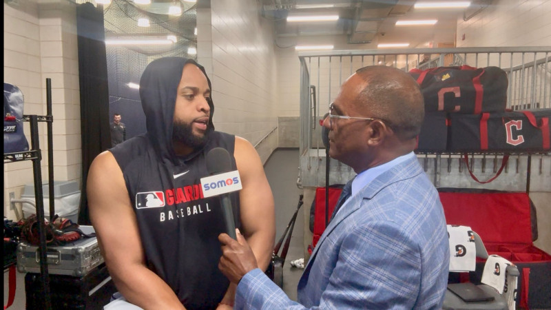 Daniel Reyes al momento de sostener una conversación con Carlos Santana.