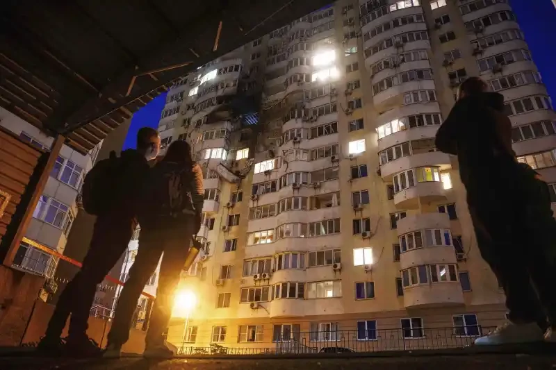 Personas observan un edificio residencial de varios pisos dañado tras un ataque con drones rusos en Kiev, Ucrania, el viernes 6 de junio de 2025.