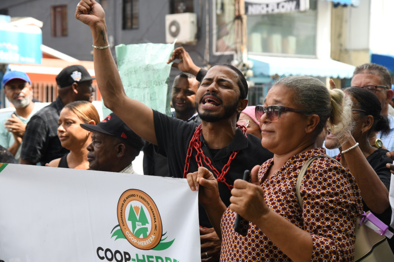 Socios de Coop-Herrera protestan por devolución de ahorros tras fraude administrativo