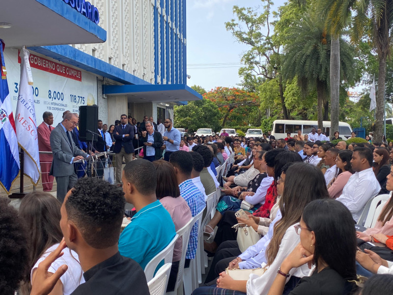 Entrega de becas internacionales Mescyt 2025