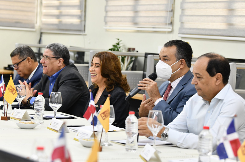 El presidente de la JCE, Román Jáquez Liranzo junto a varios funcionarios de la institución, durante la reunión de apoyo al Observatorio de Políticas Migratorias.
