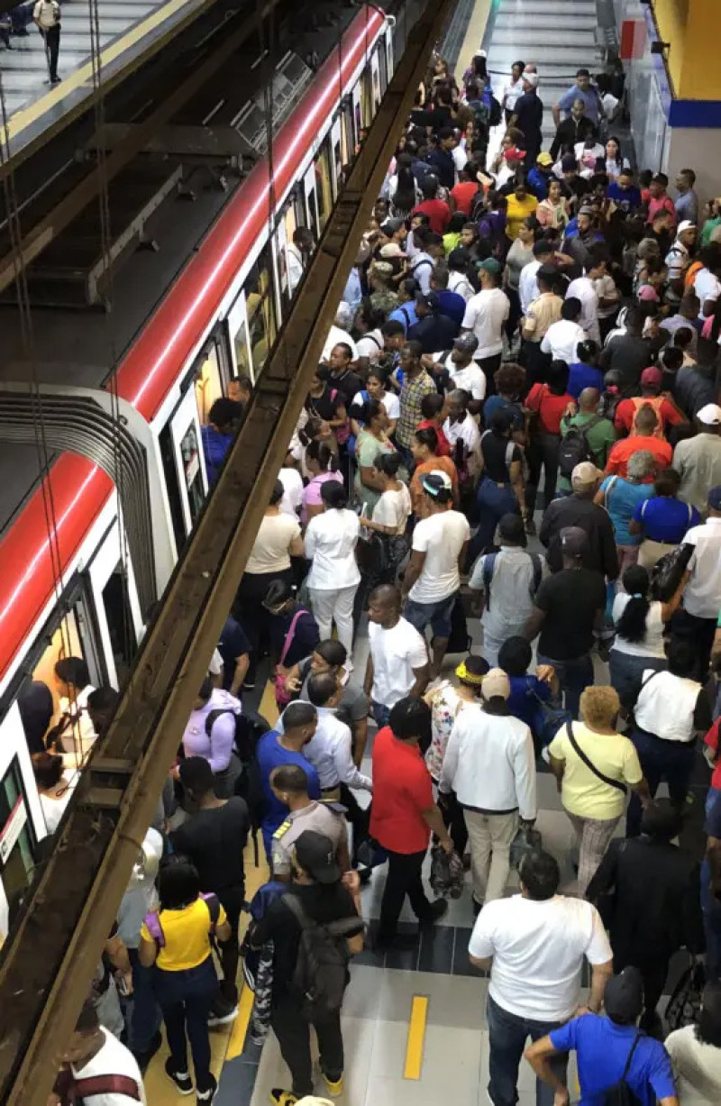 El Metro está saturado en las horas pico debido a la alta demanda de usuarios.