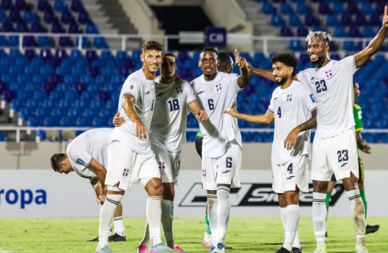 Jugadores de la selección dominicana celebran la goleada 5-0 sobre Dominica el pasado martes en el Estadio Olímpico Félix Sánchez.