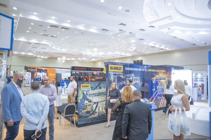 Personas asisten a la Expo Ferretera Dominicana 2025.