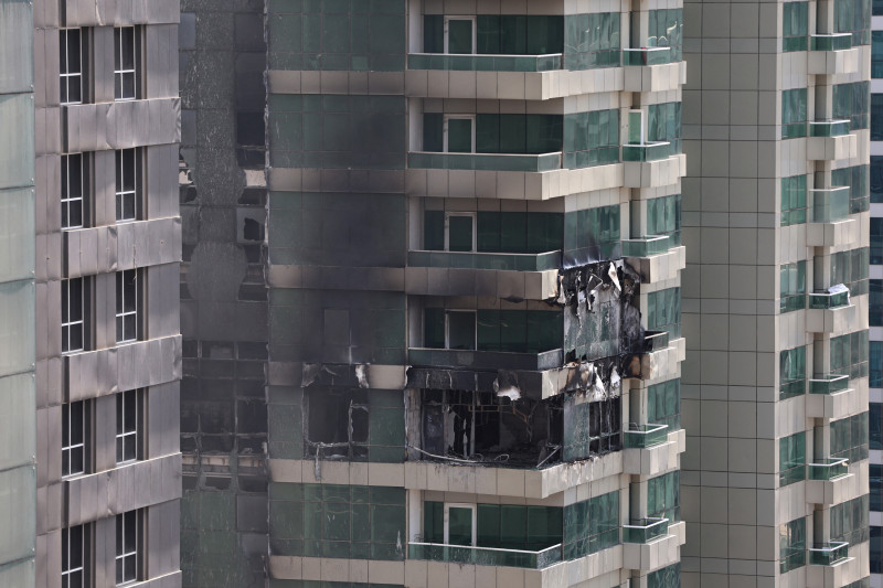 Esta imagen muestra los daños tras el incendio de un edificio en Yas Marina, Dubái, el 14 de junio de 2025.(Foto de Fadel SENNA / AFP)