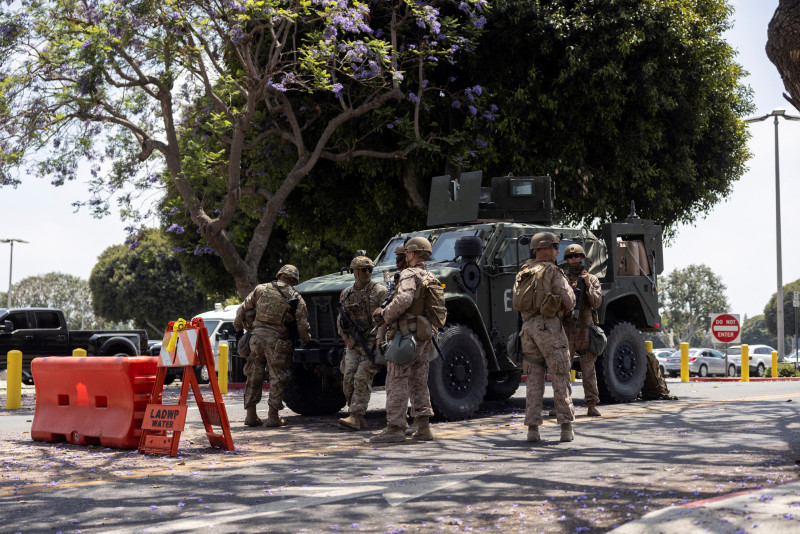 Marines estadounidenses montan guardia en una de las entradas del Edificio Federal Wilshire en Los Ángeles, California, el 13 de junio de 2025