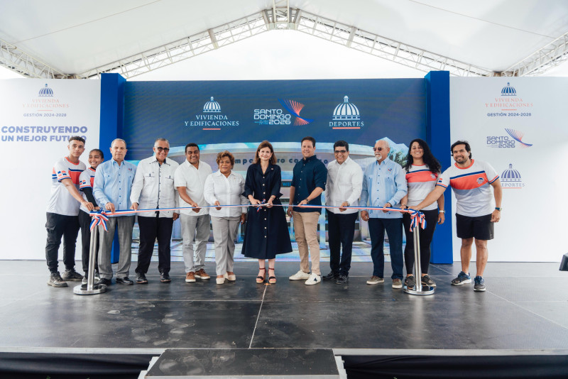 Raquel Peña y Carlos Bonilla lideran la ceremonia de corte de la cinta en el campo de tiro con arco en el Parque del Este..