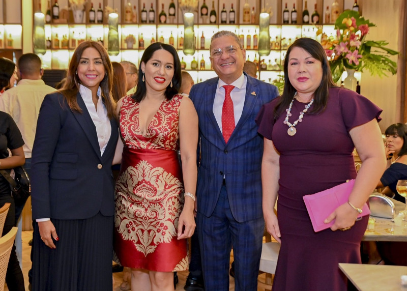 Selinée Méndez, Lorenny Solano, Ignacio Glass y Sulin Lantigua de Glass