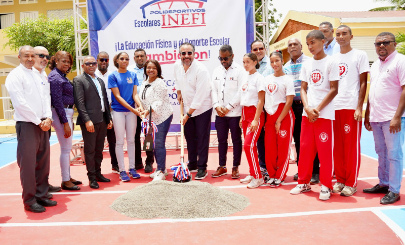 El director ejecutivo del INEFI, Alberto Rodríguez Mella, junto a la gobernadora de San Juan, otros ejecutivos y alumnos.