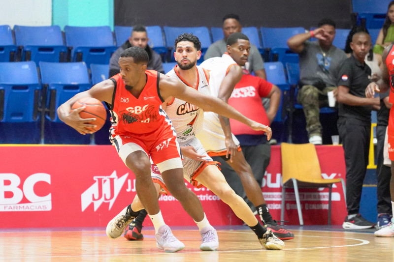 Gerardo Suero, de los Leones, realiza un movimiento ofensivo ante Bryan Polanco, de los Cañeros, en el encuentro de la LNB.