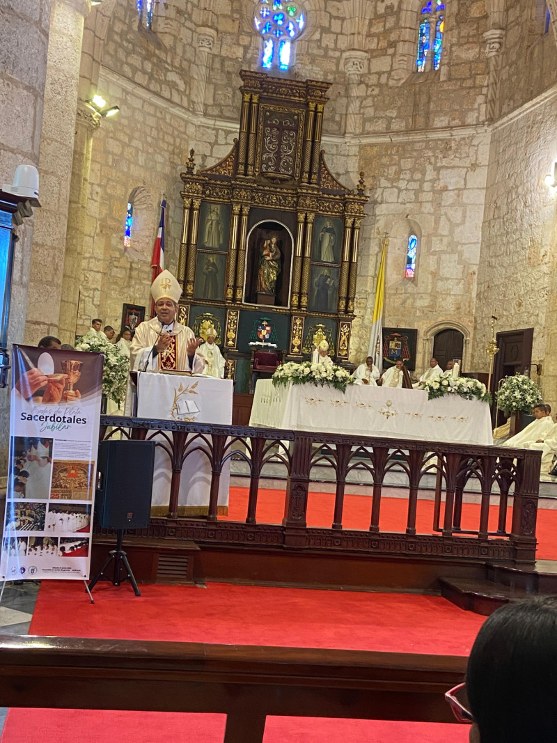 Sacerdote Carlos Morrobel La Vega durante su discurso en la ceremonia.