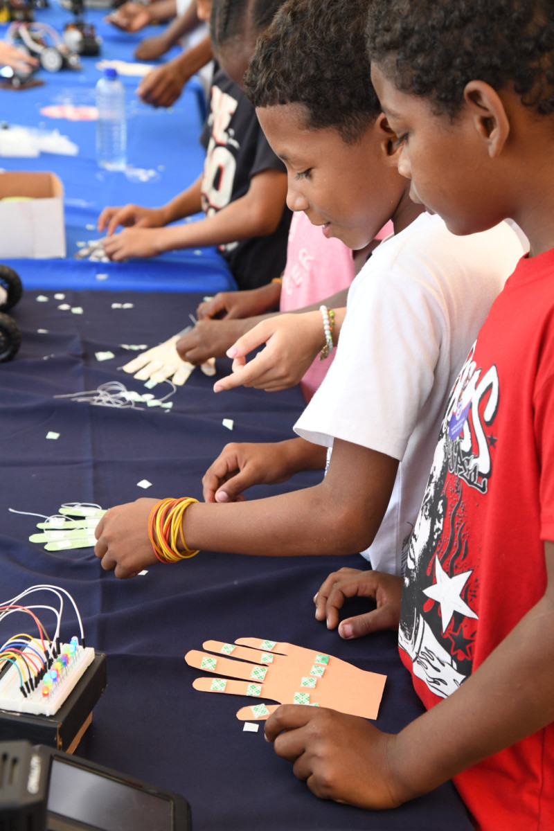 Simuladores de robótica en la jornada "Juventud con B de Barrio"