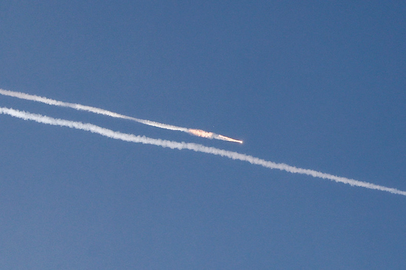 Se ven estelas de cohetes en el cielo sobre la ciudad costera israelí de Netanya en medio de una nueva andanada de ataques con misiles iraníes el 24 de junio de 2025