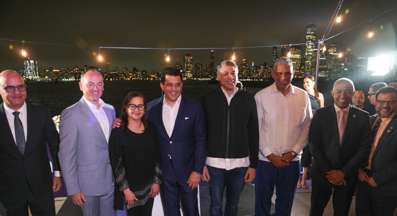 Víctor Pacheco, Ceo y fundador de la aerolínea, y David Collado, ministro de Turismo, celebraron este logro, destacando que hacía 30 años que una línea dominicana no aterrizaba en suelo neoyorkino.
