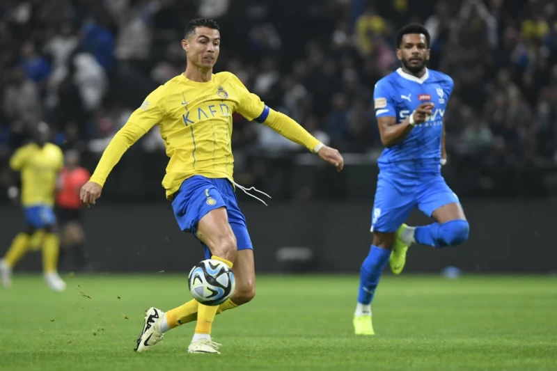 Foto del 8 de febrero del 2024, Cristiano Ronaldo con el Al Nassr patea el balón en la final del Riyadh Season Cup 2024 ante el Al Hilal.