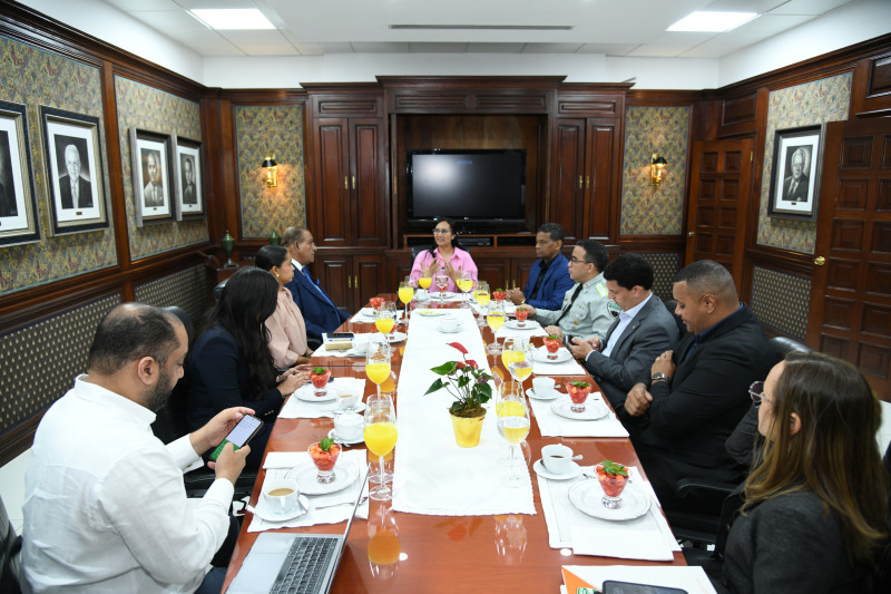 Desayuno del Listín Diario, con ejecutivos del Intrant como invitados, realizado en el salón Ricart del decano de la prensa nacional.