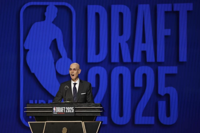 El comisionado de la NBA Adam Silver anuncia el comienzo del draft, el miércoles 25 de junio de 2025, en Nueva York.