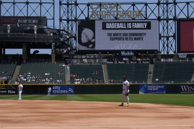 Los Chicago White Sox muestran un cartel en la pantalla gigante en apoyo a Ketel Marte
