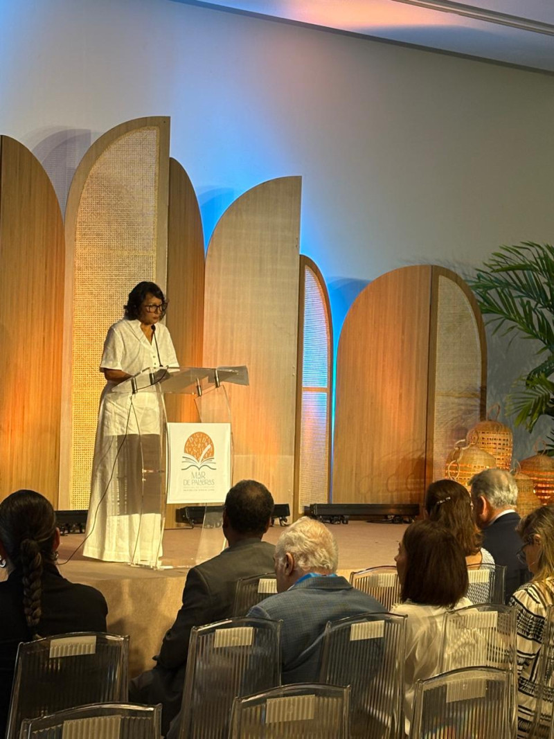 Minerva del Risco da el discurso de inauguración del Festival Mar de Palabras
