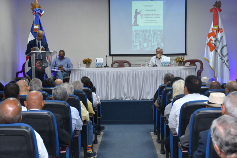 El historiador Darío Tejeda presentó su investigación sobre la música en tiempos de la dictadura de Trujillo.