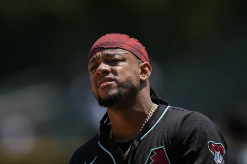 El dominicano Ketel Marte, de los Diamondbacks, calienta antes del juego del miércoles 25 de junio de 2025, ante los Medias Blancas.