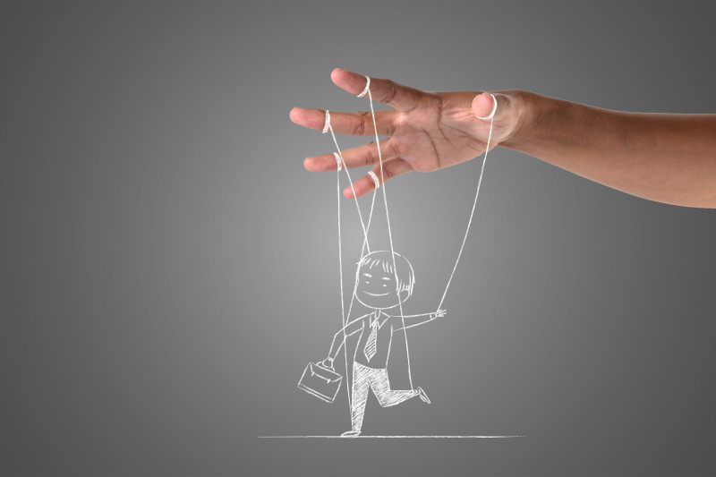 A veces algunas personas mueven los hilos de nuestros pensamientos y comportamientos sin que nos demos cuenta. Foto: Jcomp-Freepik.