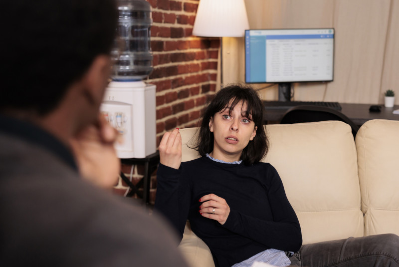 La manipulación ocurre en las interacciones con aquellos más cercanos a nosotros: parejas, jefes, amigos o familiares. Foto: DC Studio-Freepik.