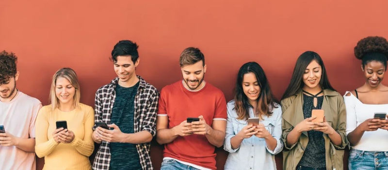 Jóvenes usando el celular