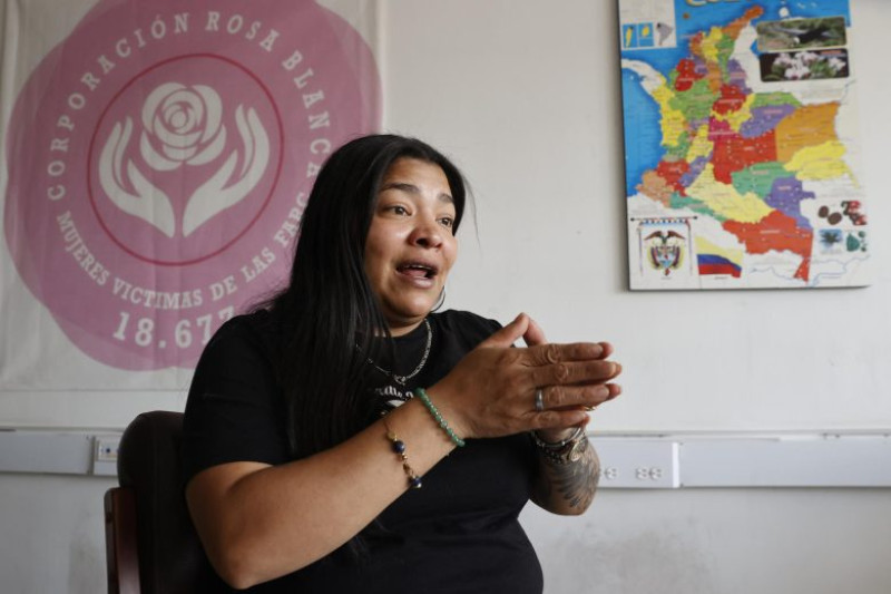 Fotografía del 19 de junio de 2025 de Sara Morales, una de las fundadoras de la Corporación Rosa Blanca hablando en una entrevista con EFE en Bogotá (Colombia).