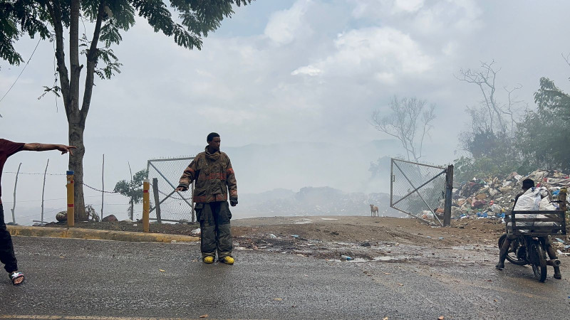 Al menos 30 miembros de distintos Cuerpos de Bomberos de Santiago asistieron a Sabana Iglesia a brindar asistencia en el incendio.