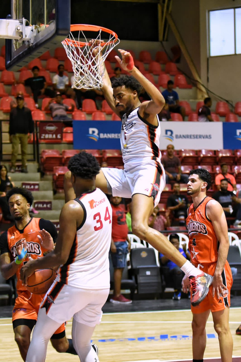 Curtis Hollis aparece durante un momento de acción en la pasada temporada de la LNB.