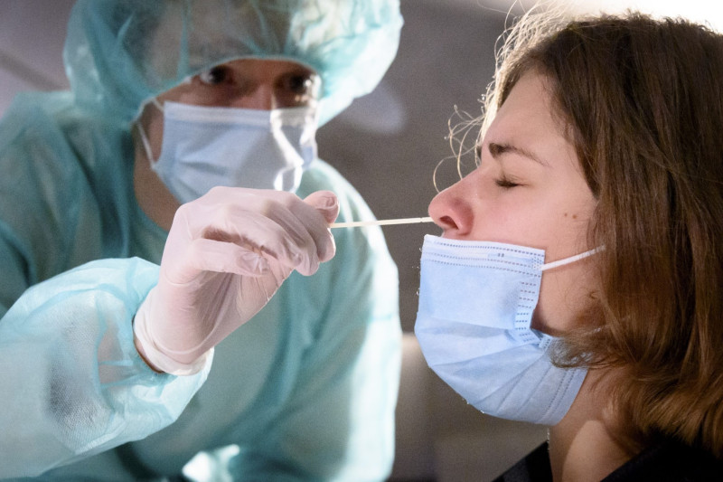 Pacientes con síntomas de Covid-19 acuden a tomarse muestras para determinar si tienen el virus.