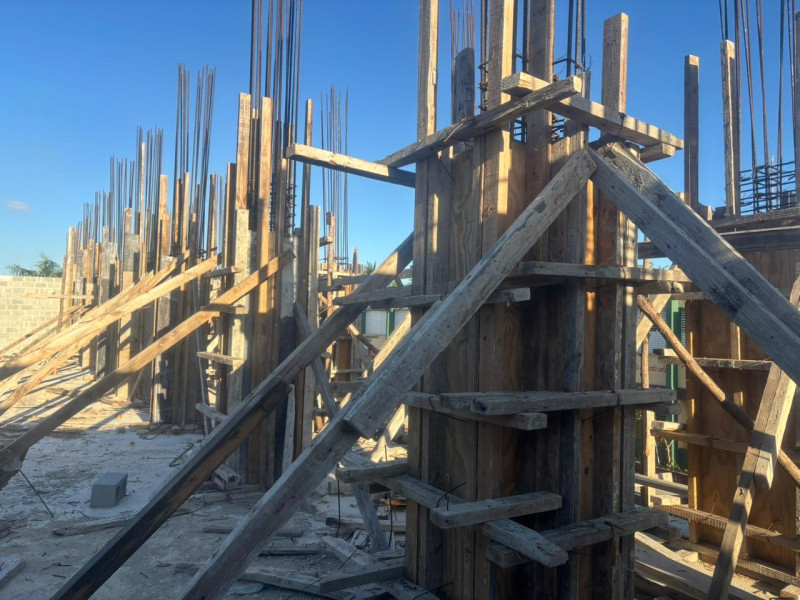 Autoridades instalarán aulas móviles como solución provisional de emergencia en el Centro Educativo Cristo Rey.