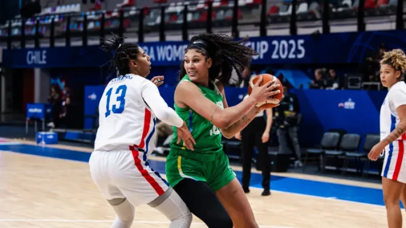 Kamilla Cardoso, de Brasil, sostiene el balón ante la defensa de la dominicana Giocelis Reynodo durante la jornada del martes de la FIBA Amercup femenina.