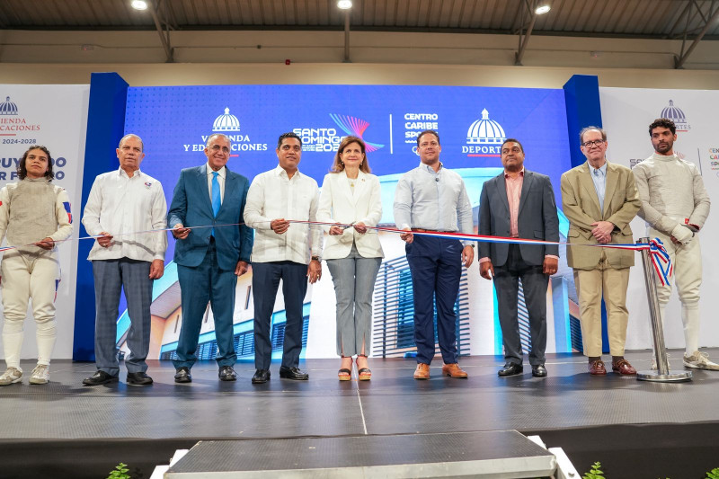 La vicepresidenta Raquel Peña al momento de realizar el corte de cinta de la obra en compañía de los ministros Carlos Bonilla y Kelvin Cruz, así como de Luisín Mejía, Garibaldy Bautista, Felipe Vicini, José P. Monegro y dos atletas,