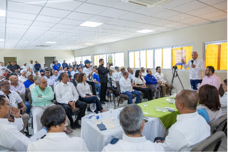 El ministro Administrativo de la Presidencia, Andrés Bautista, encabezó junto a su homólogo de Agricultura, Limber Cruz, una reunión con las principales autoridades del Plan San Juan