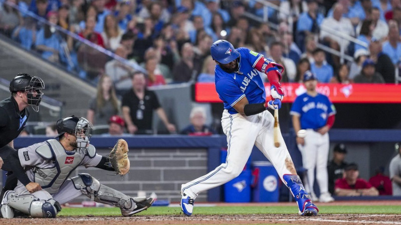 Vladimir Guerrero Jr. al momento de conectar su único sencillo de la noche.