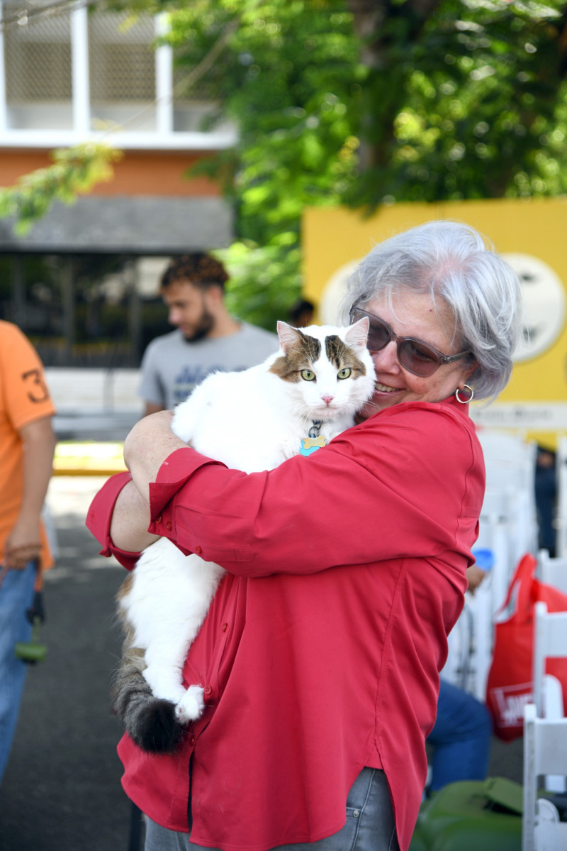 Cándida Mejía y su gato Armor